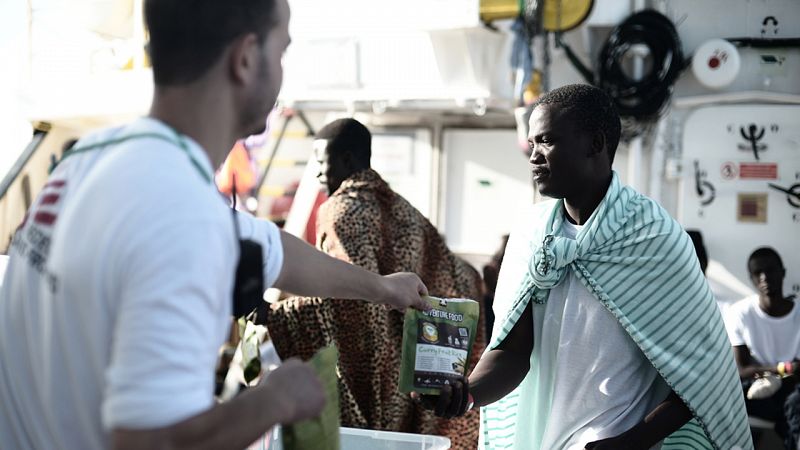 Voluntarios del Aquarius reparten alimentos a los migrantes