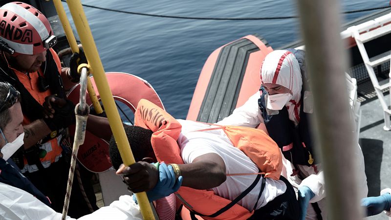 Un migrante es trasladado del Aquarius a un barco italiano