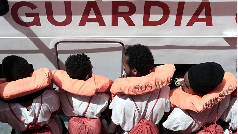 Comienza el traslado de los migrantes del Aquarius a los barcos italianos