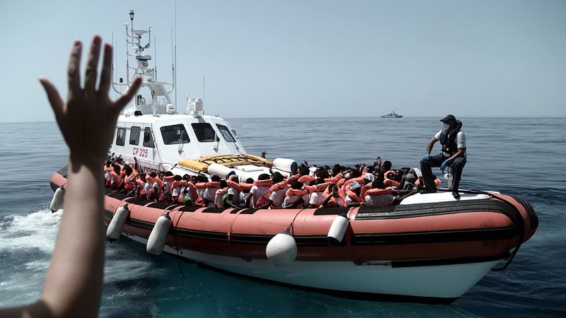 Los migrantes son trasladados en una lancha a los barcos italianos