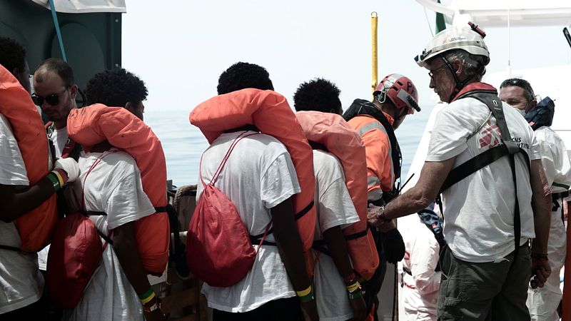 Los migrantes esperan a ser trasladados