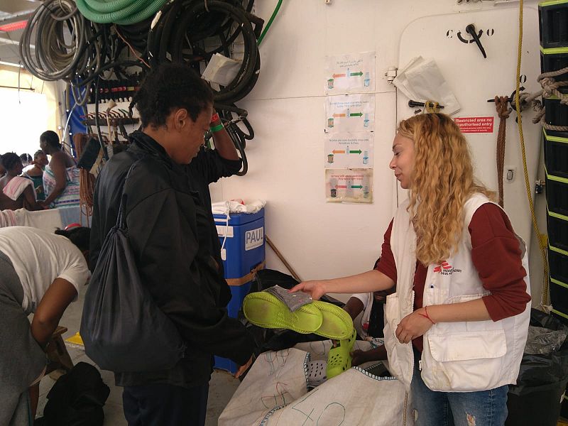 Reparto de prendas a los rescatados en el Aquarius