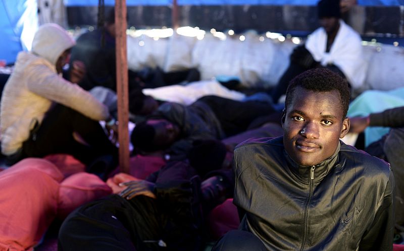 Un migrante descansa en la cubierta del Aquarius