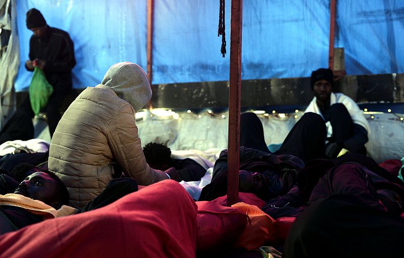 Noche dura en el Aquarius por el clima