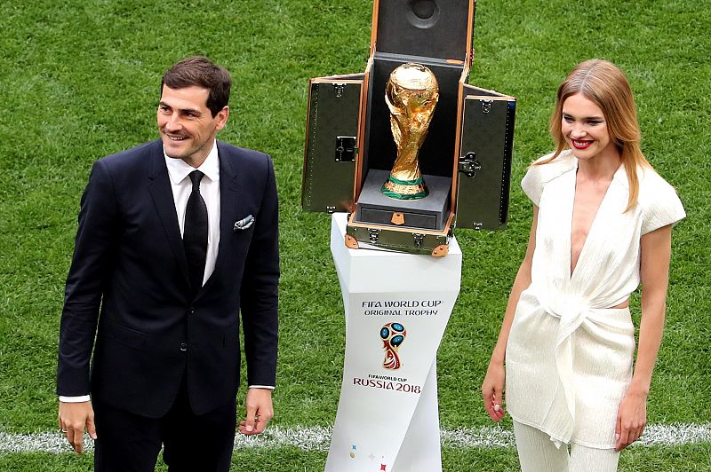 Iker Casillas y la modelo rusa Natalia Vodianova portaron al césped el preciado trofeo.