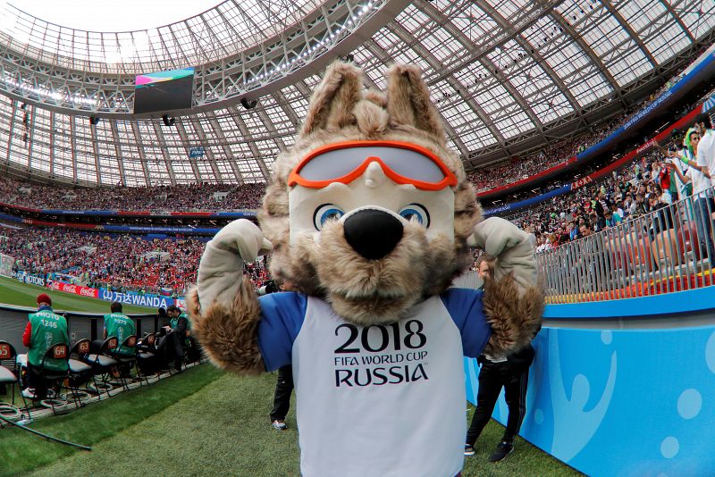 La mascota del Mundial de Rusia 2018, Zabivaka, antes del inicio del partido Rusia-Arabia Saudí.