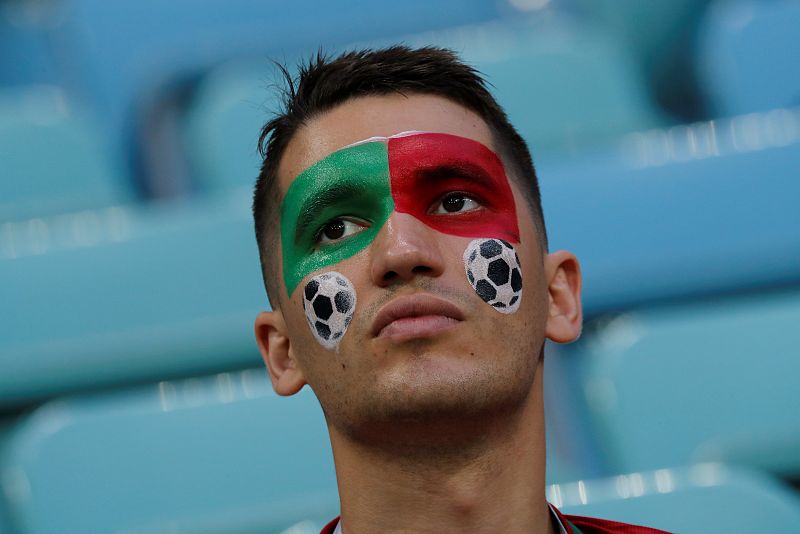 Un aficionado de Portugal preparado para ver el partido.