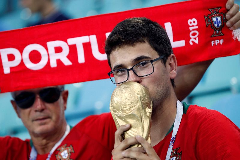 Un hincha luso posa con una réplica de la Copa del Mundo, la misma que quiere levantar Cristiano.