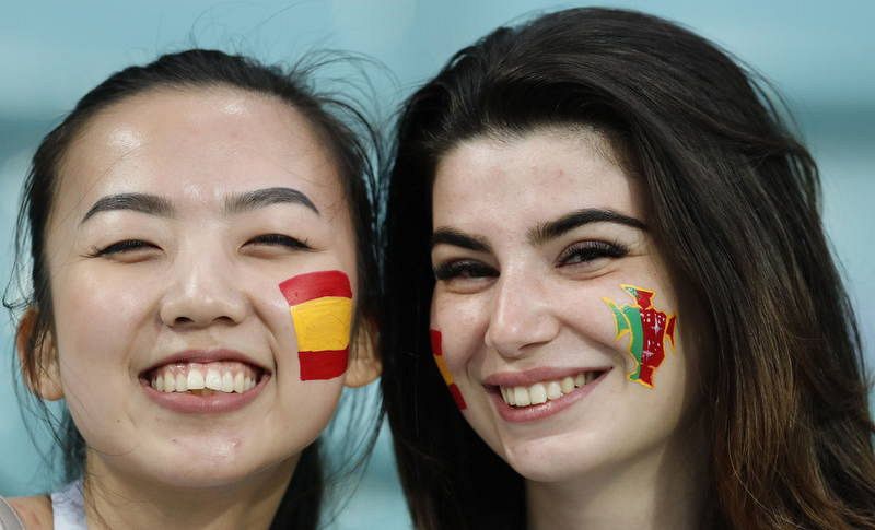 Dos aficionadas en el interior del estadio.