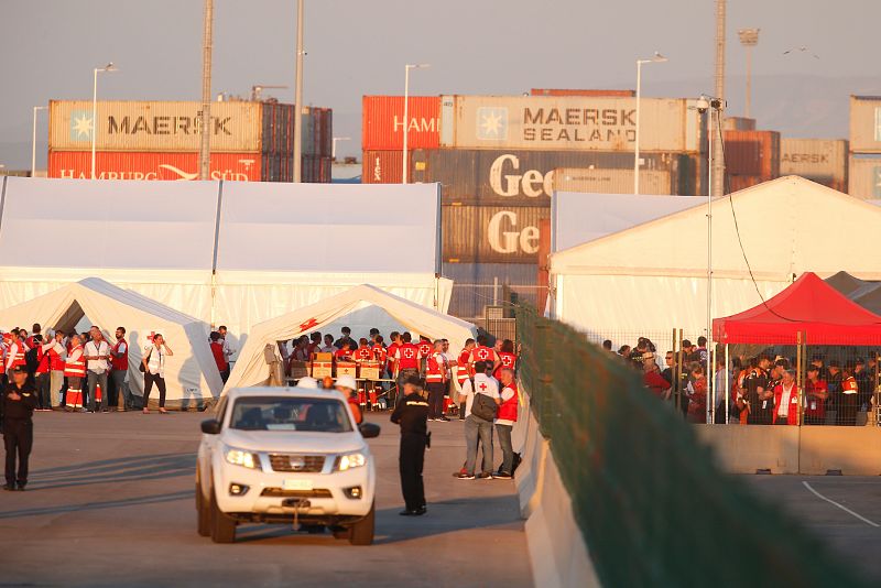 Voluntarios de la Cruz Roja esperan a los migantes en el puerto de Valencia
