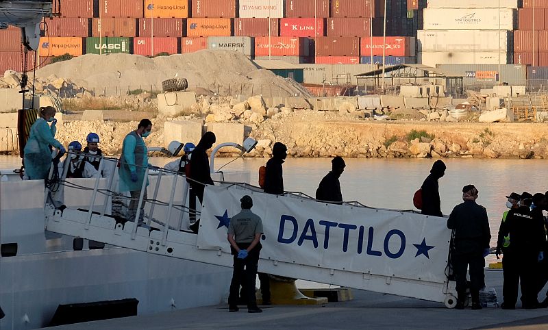 Los primeros refugiados desembarcan del Dattilo.