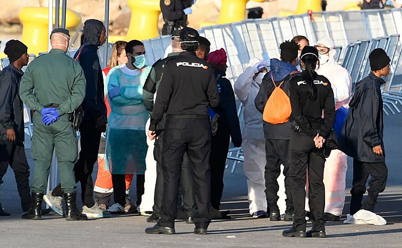 Los migrantes, siendo atendidos por los servicios de emergencia a su llegada al puerto de Valencia
