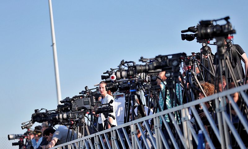 Decenas de periodistas cubren la llegada de los primeros migrantes a Valencia.