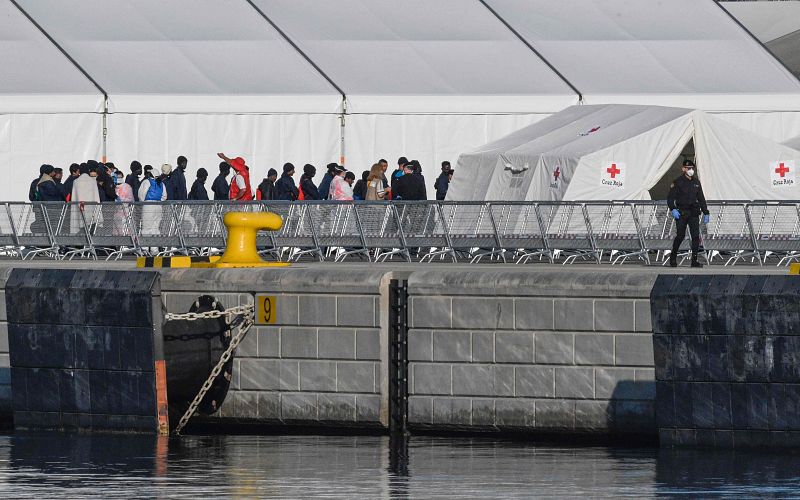 Migrantes esperando para entrar en la carpa de Cruz Roja