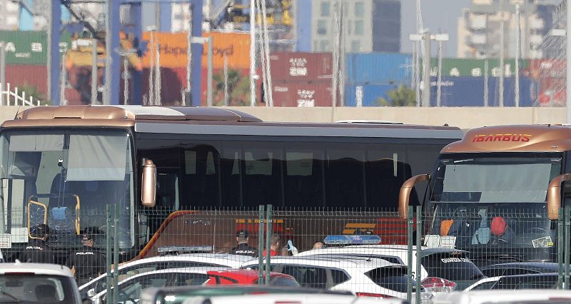 Varias personas suben a uno de los autobuses que les trasladará a los diferentes lugares tras desembarcar del barco italiano Dattilo
