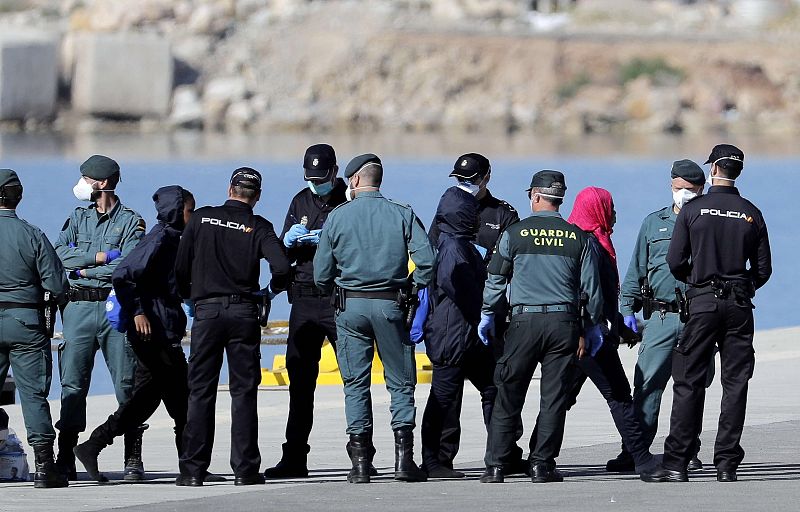 Efectivos de Guardia Civil y la Policía Autonómica esperan el desembarco de los migrantes del Dattilo