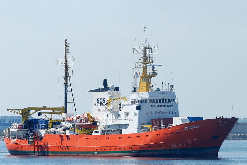 El Aquarius entra en el puerto de Valencia