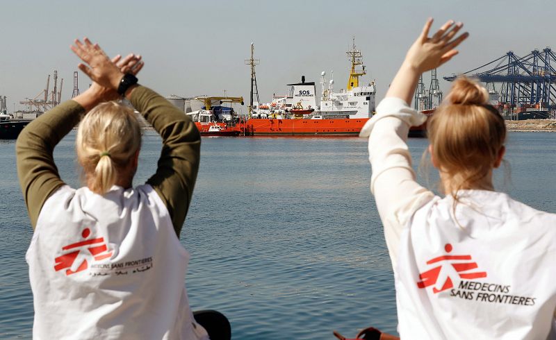 Dos cooperantes de Médicos Sin Fronteras saludan al barco Aquarius a su llegada