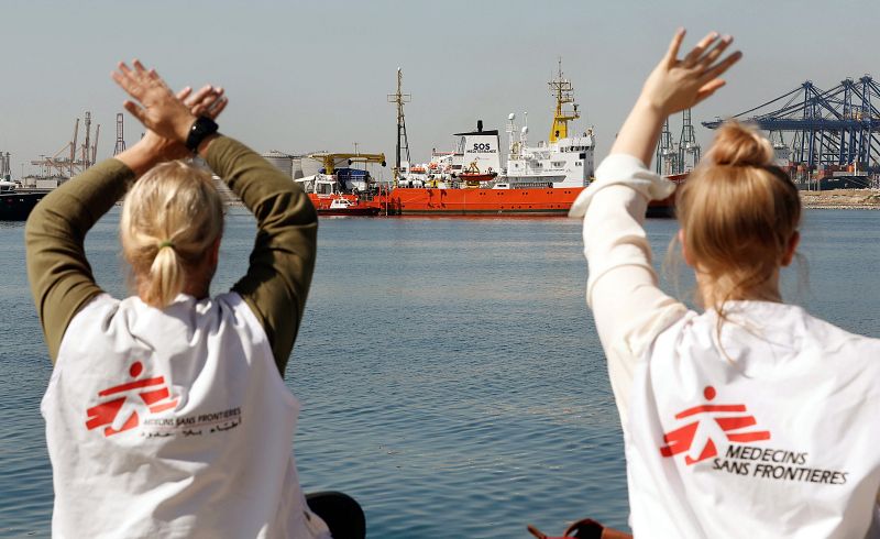 Dos cooperantes de Médicos Sin Fronteras saludan al barco Aquarius a su llegada