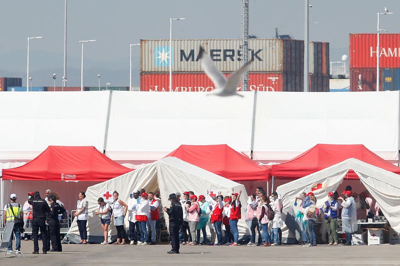 Miembros de la Cruz Roja celebran la llegada del Aquarius