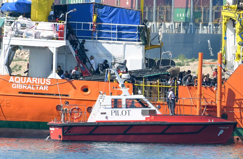 Varios migrantes del Aquarius esperan en la cubierta a desembarcar
