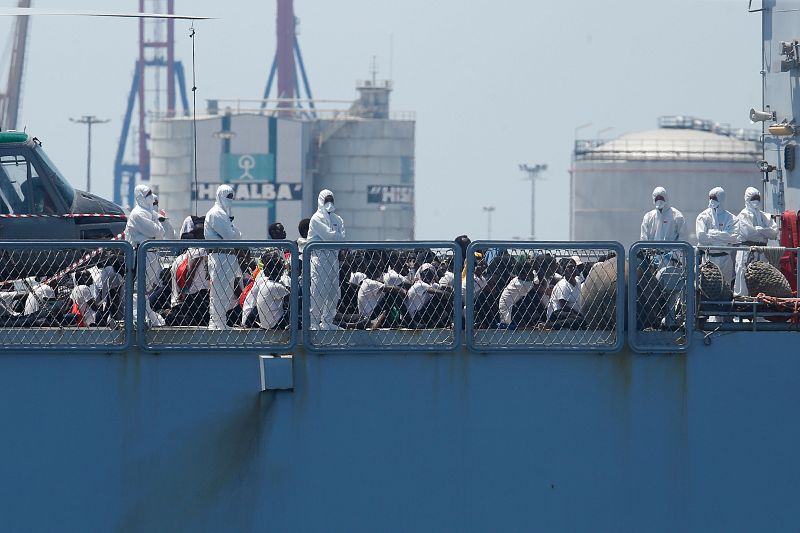 Imagen en la que se puede ver los migrantes del barco Orione en la cubierta