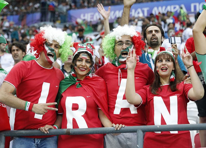 Aficionados de Irán en la previa del encuentro ante España