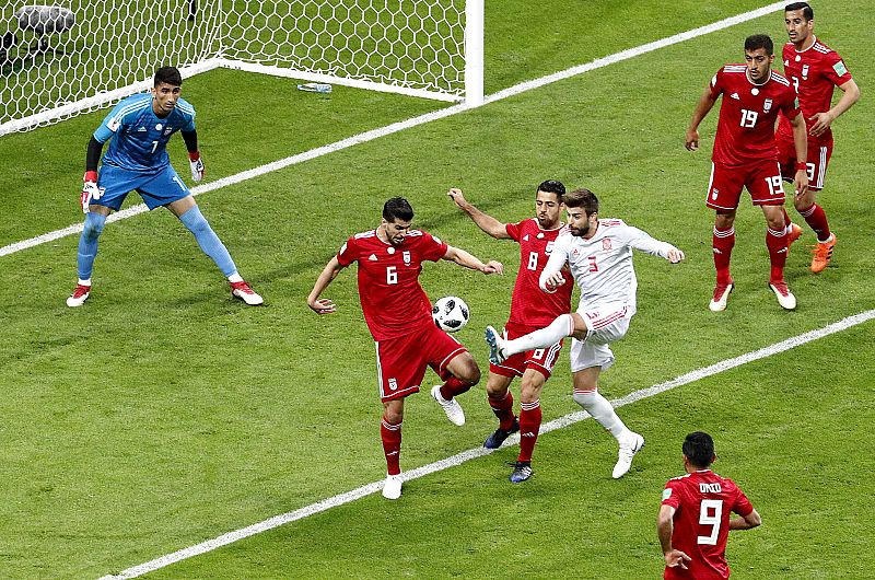 Piqué, rodeado de varios jugadores iraníes