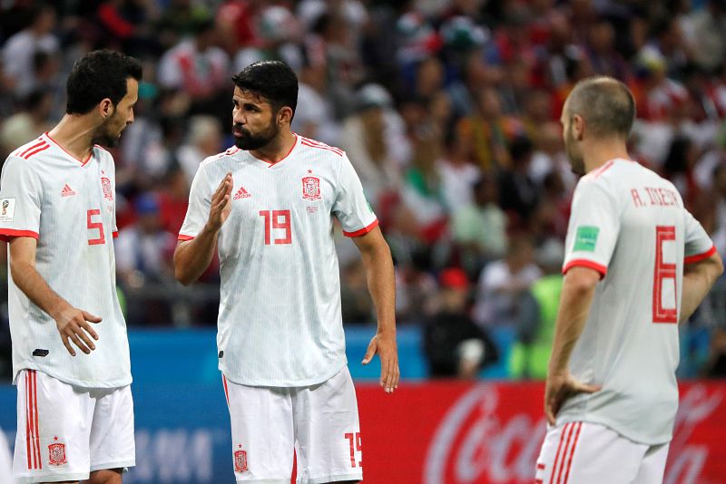 Charla entre Diego Costa, Iniesta y Busquets