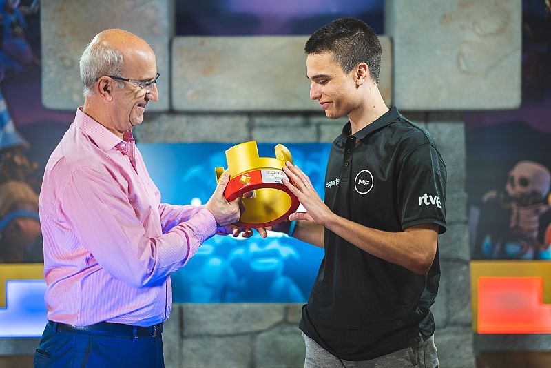 Alejandro Vega, director de RTVE Digital, le entrega la corona de ganador a iAmJP