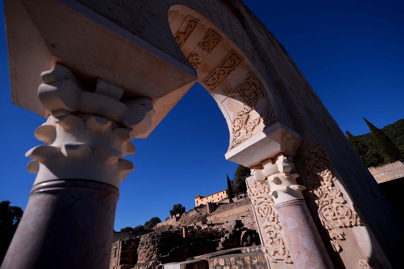 Medina Azahara alberga las ruinas de una ciudad fundada por Abderramán III en el año 936, siete años después de proclamar el Califato de Córdoba