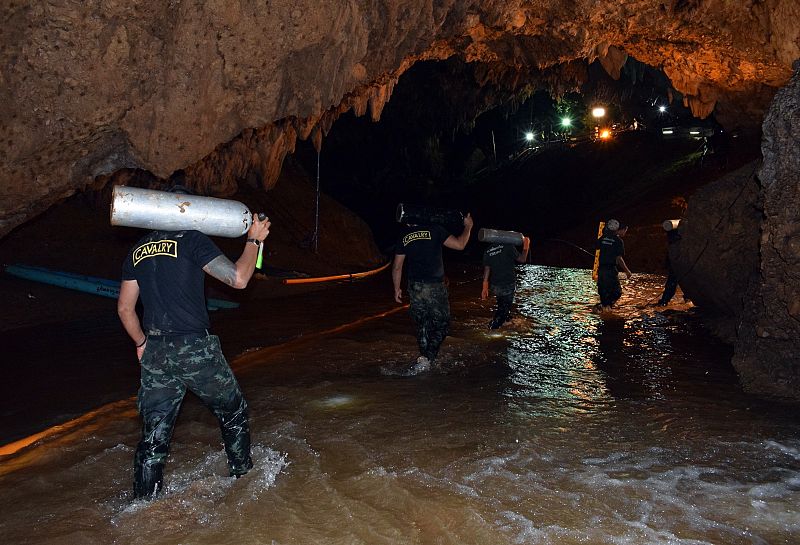 Buzos tratan de abrir paso hacia la gruta donde permanecen atrapados los 12 menores