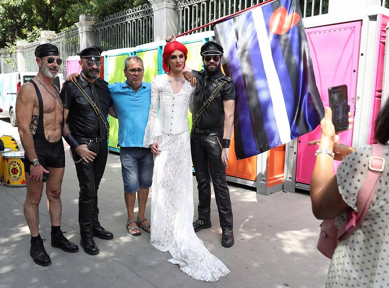 Varias personas antes de la manifestación del Orgullo en Madrid