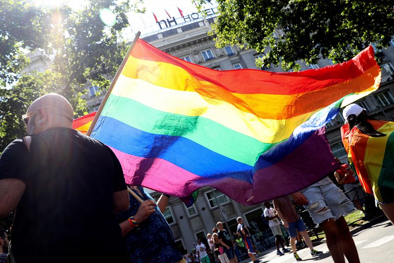Bandera del arco iris antes de la manifestación del Orgullo en Madrid