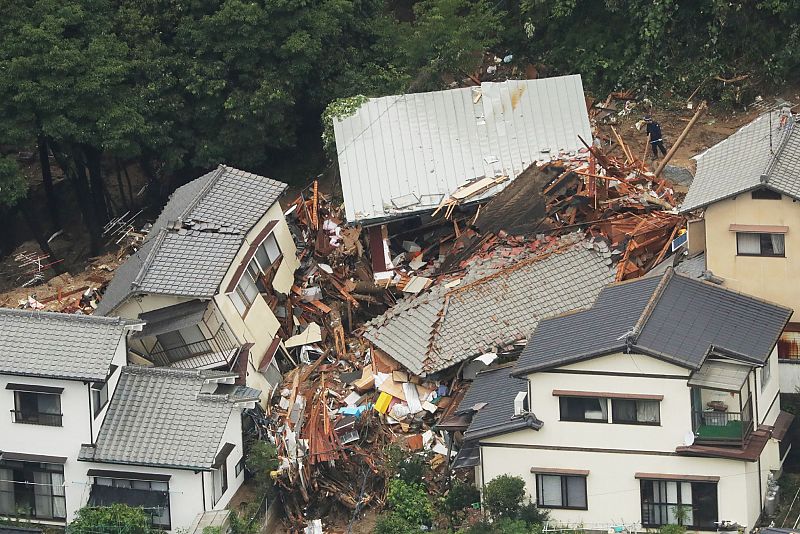 Vista aérea de las casas afectadas en Hiroshima por las lluvias