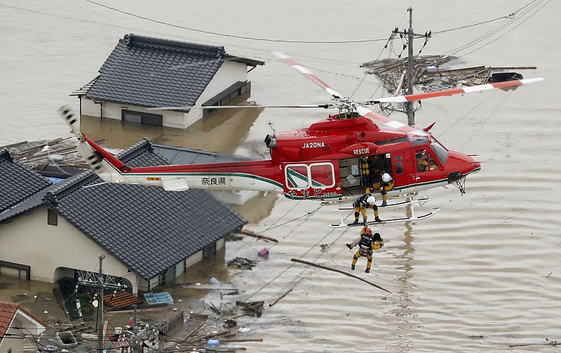 Residentes evacuados por las inundaciones en Kurashiki, al sur de Japón