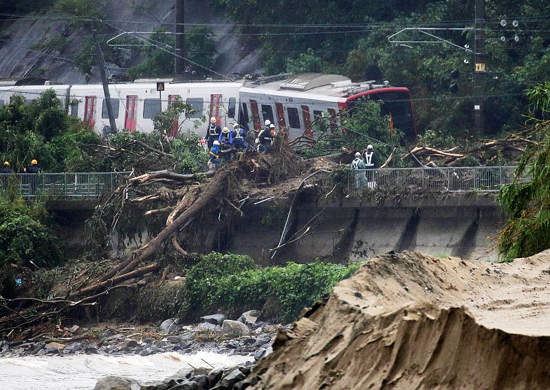 Un tren ha descarrilado por la fuerte lluvia en Karatsu, prefectura de Saga