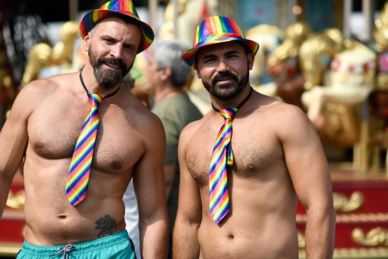Dos asistentes a la marcha del Orgullo en Madrid