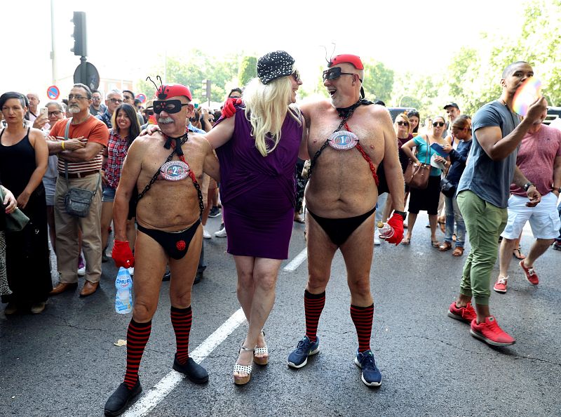Asistentes a la manifestación del Orgullo en Madrid, cuyo lema principal es "Conquistando la igualdad, TRANSformando la sociedad"