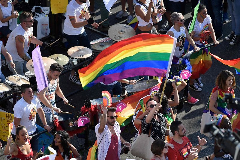 La bandera del arcoíris, omnipresente en la marcha del Orgullo en Madrid