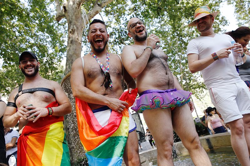 Ambiente festivo en la marcha del Orgullo en Madrid