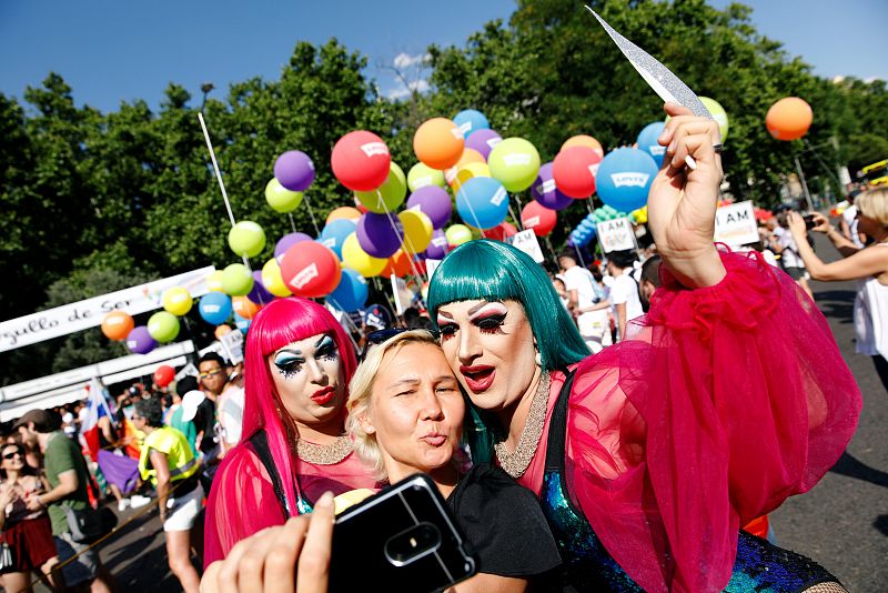 Tres asistentes a la marcha del Orgullo en Madrid se toman un 'selfie'