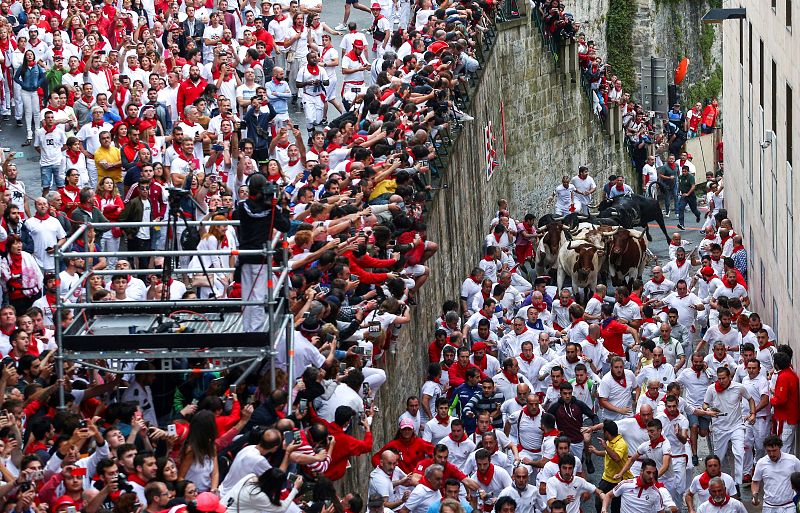 Los toros de la ganaderia salmantina de Puerto de San Lorenzo han protagonizado el primer encierro de los Sanfermines 2018