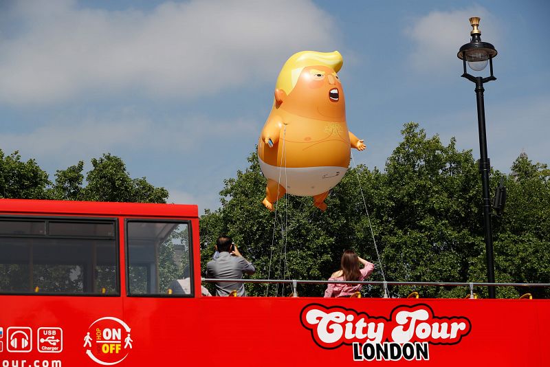 El 'bebé Trump' sobrevuela un autobús turístico