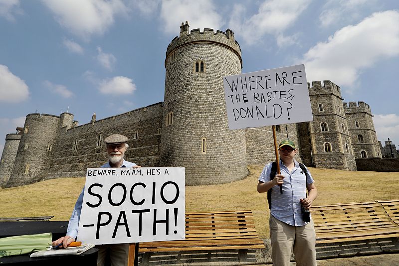 Británicos manifestándose frente al Castillo de Windsor