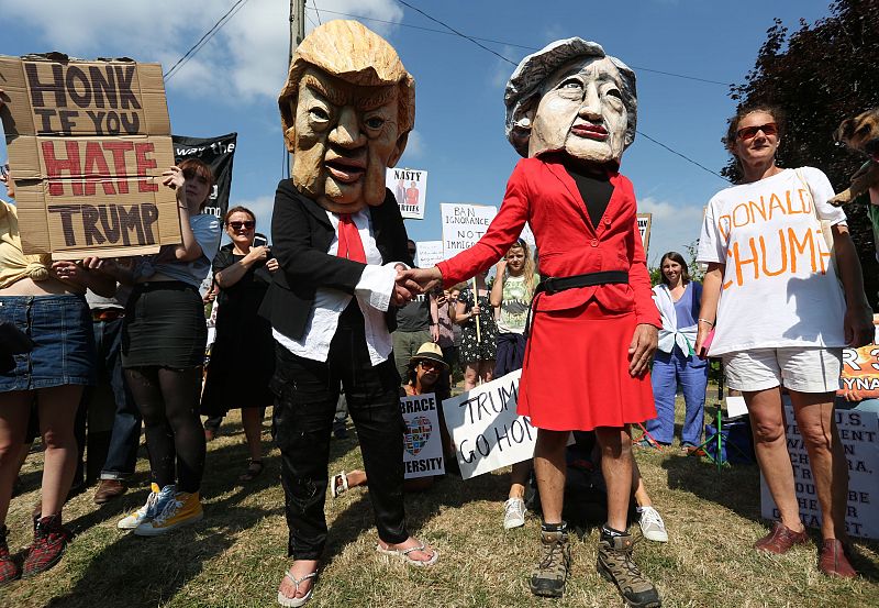 Cabezudos de Donald Trump y Theresa May durante la manifestación