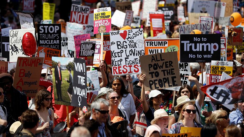 Miles de personas recorren el centro de Londre contra Trump