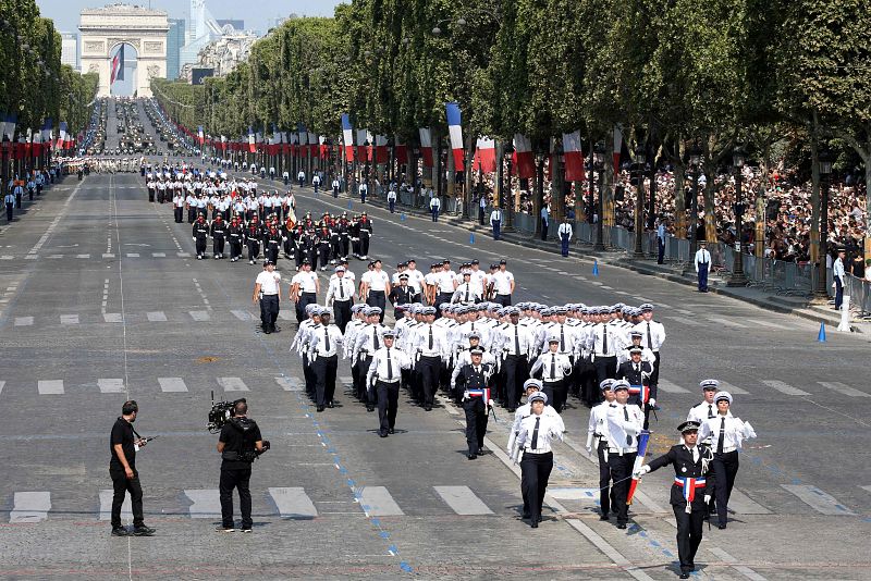 Miembros de la Escuela Nacional de Policía de Nimes y de Toulouse desfilan por los Campos Elíseos