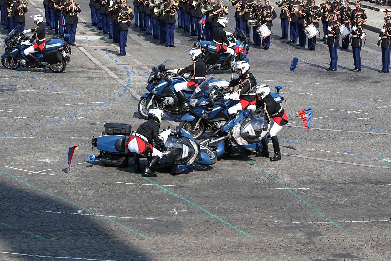 Motoristas de la Guardia Republicana se recuperan tras un leve percance