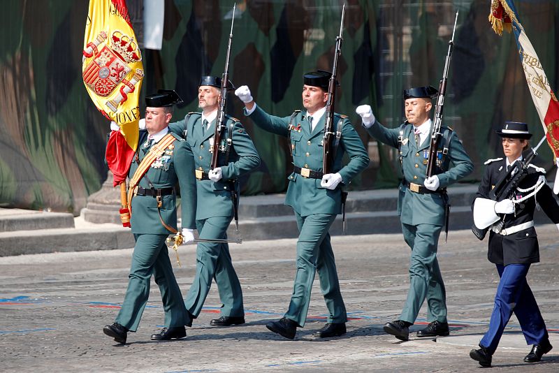 Una compañía de la Guardia Civil participa en el desfile militar de la fiesta nacional francesa para celebrar la colaboración formativa con la Gendarmería